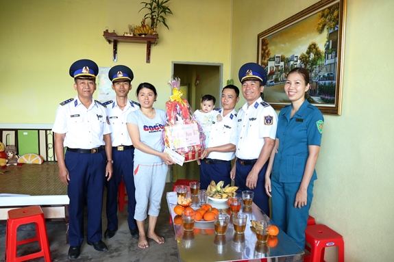 Bộ tư lệnh Vùng CSB3 thăm các gia đình quân nhân có hoàn cảnh khó khăn.